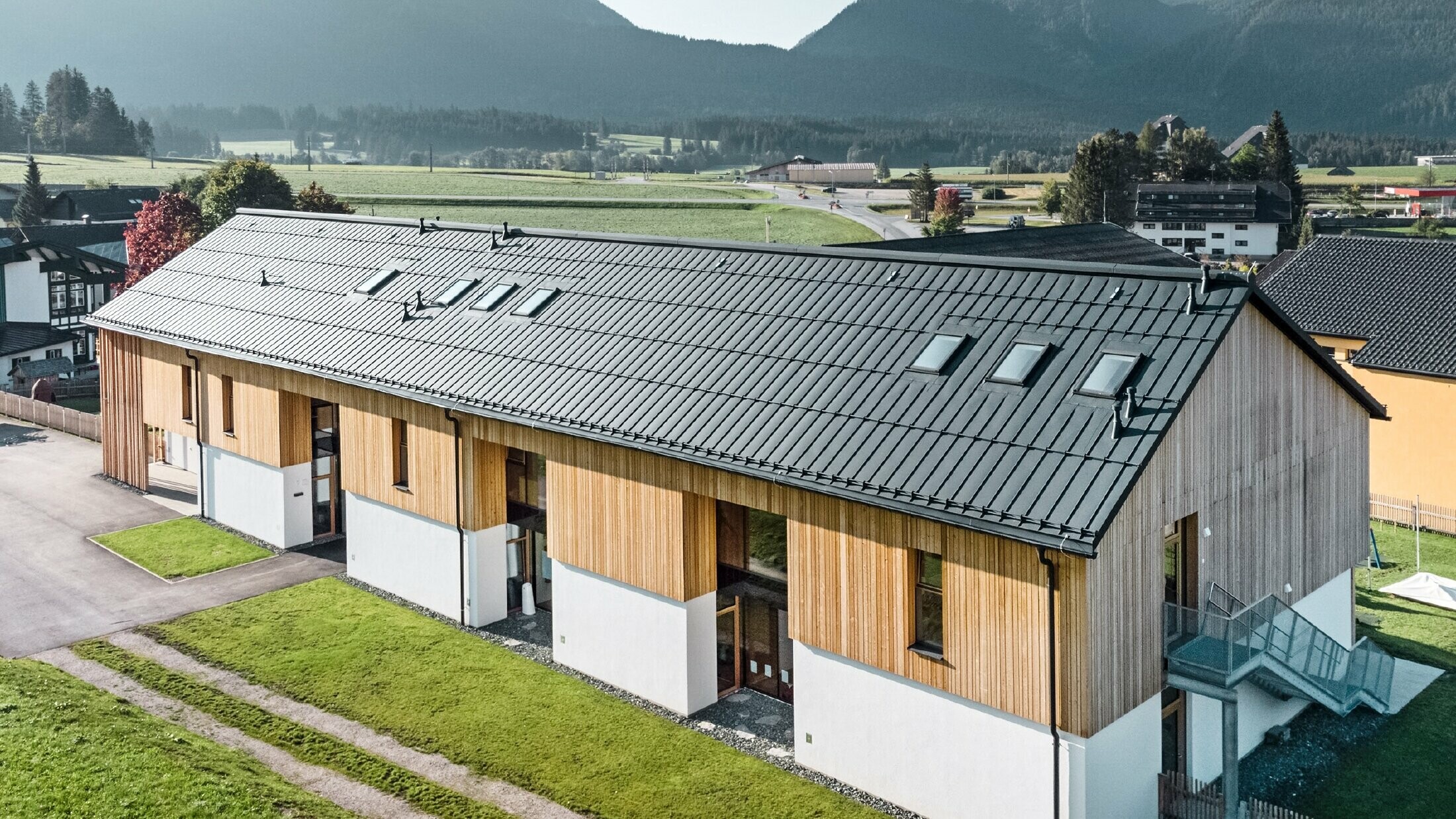 Crèche Kräuterkindergarten à Bad Mitterndorf avec grand toit PREFALZ en P.10 anthracite et façade en bois