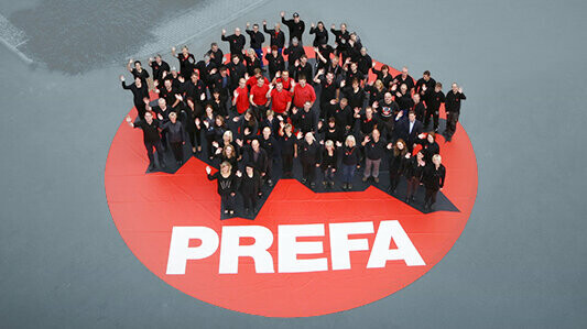Aufnahme von winkenden PREFA Ansprechpartnern.