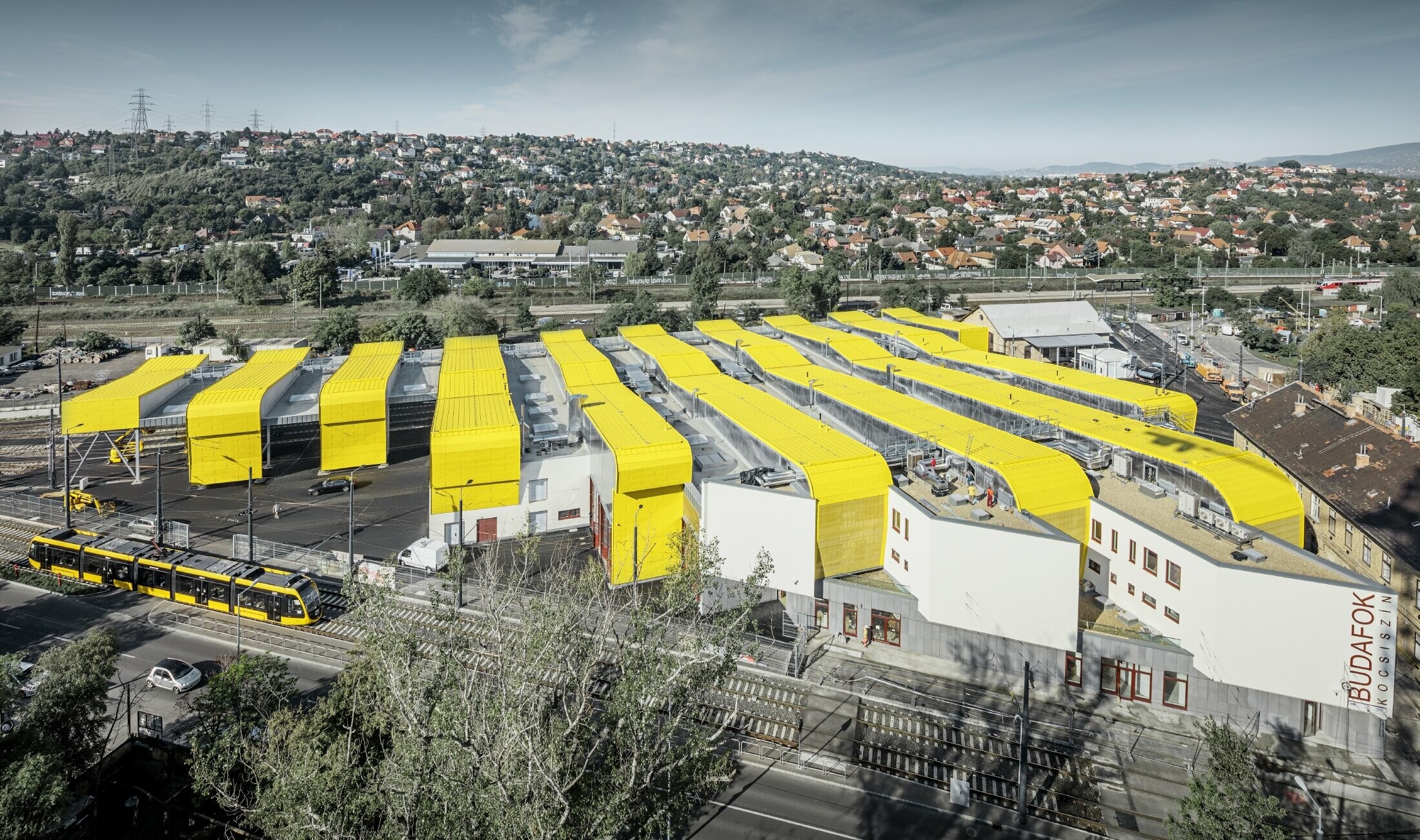 Luftaufnahme der Remise in Budapest; Verkleidet sind die Gebäude mit PREFA Prefalz in der Sonderbeschichtung verkehrsgelb, FAL 1023.