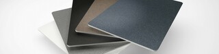 Die PREFABOND Aluminium Verbundplatten gibt es jetzt in fünf neuen P.10 Farben. Die einzelnen Farbmuster liegen wie ein Fächer übereinander.