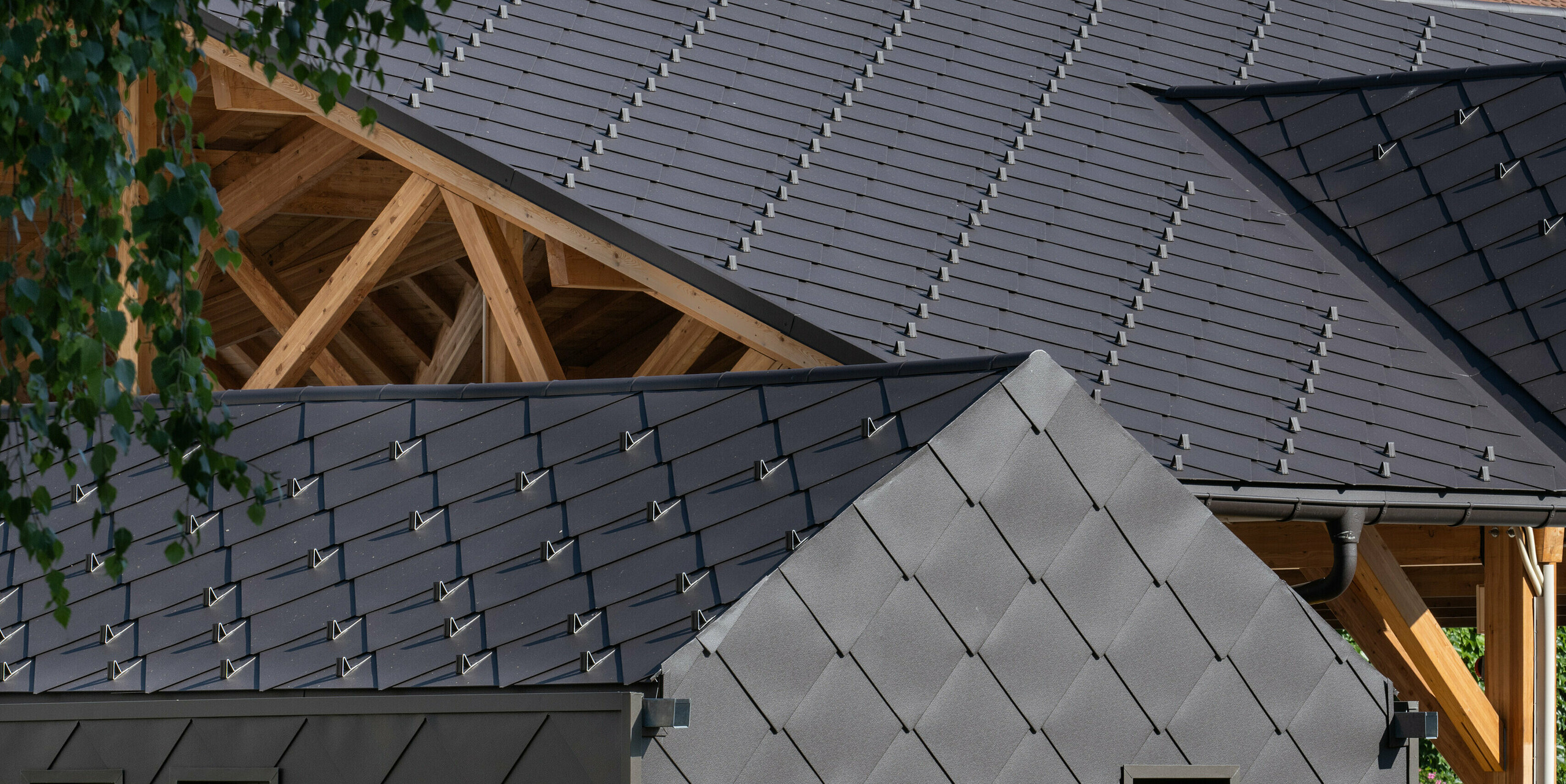 Eine Halle in Allevard wurde mit der PREFA Dachraute 44x44 in P.10 Nussbraun eingedeckt.