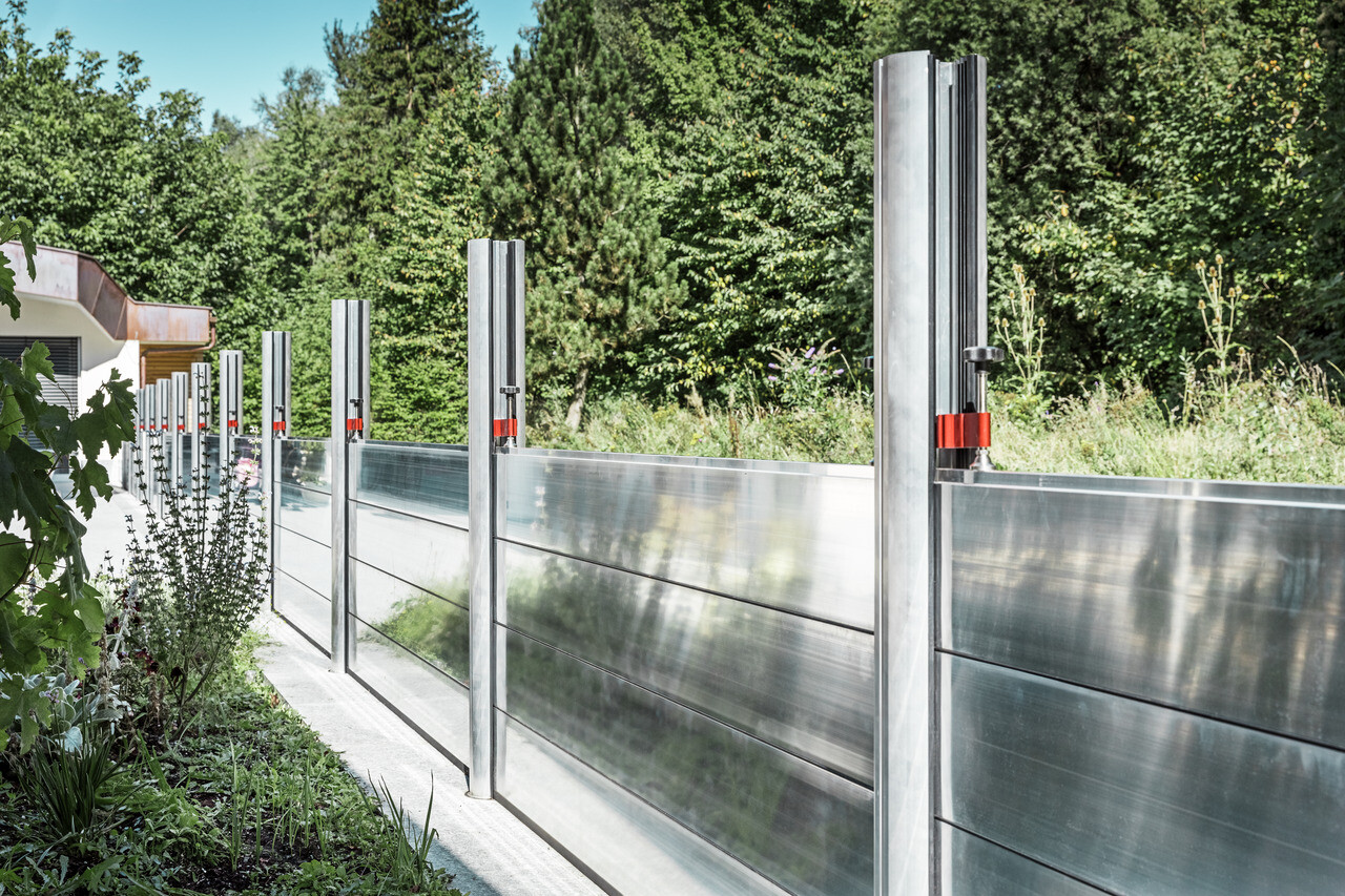 Nahaufnahme der aufgebauten mobilen Hochwasserschutzwand von PREFA, welche das Grundstück vor Überschwemmungen schützt.
