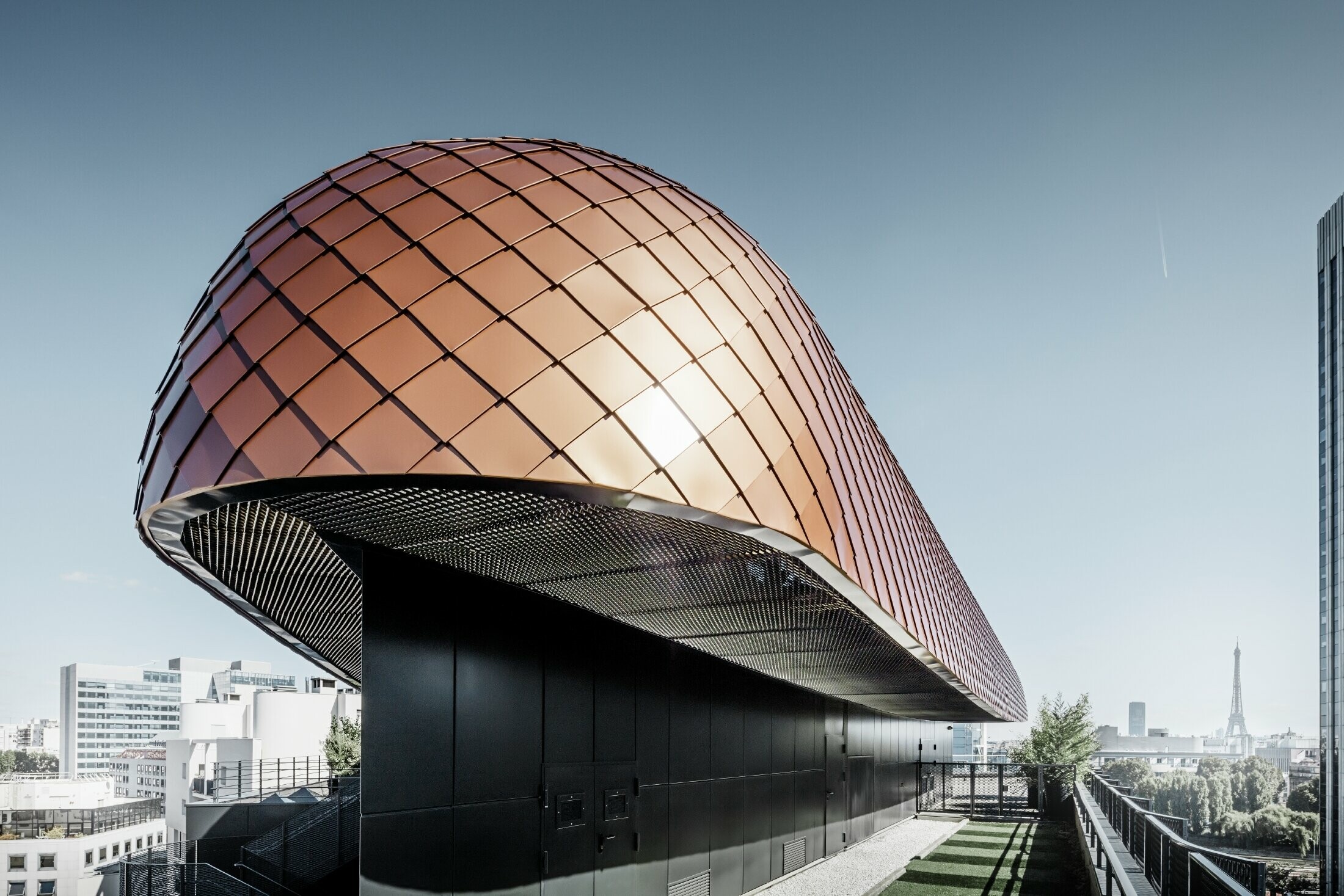 Nouvelle structure arrondie du bâtiment administratif « Blackpearl » à Paris, recouverte de losanges de toiture 29 × 29 PREFA.