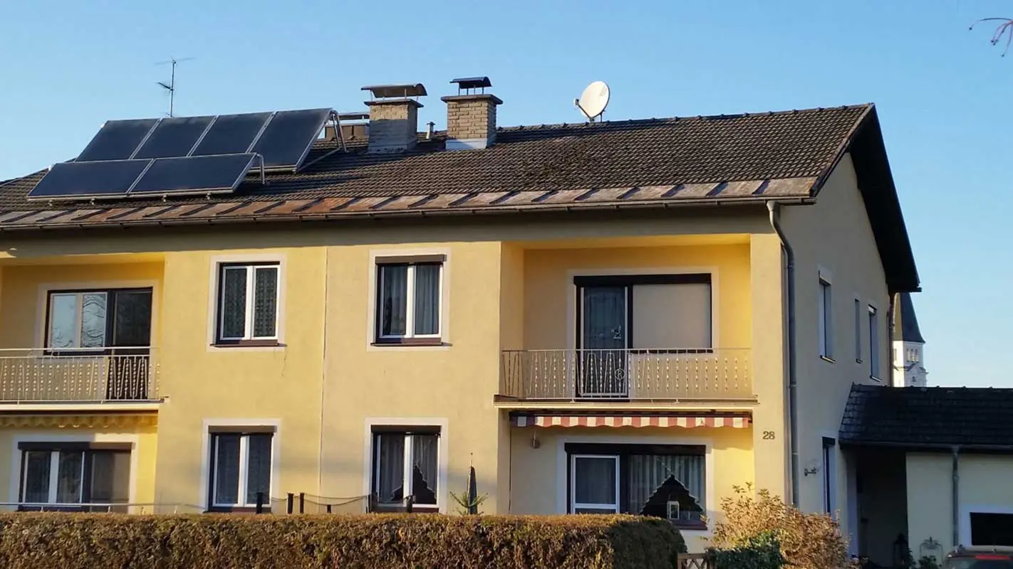 Immeuble d’habitation avant la rénovation de toiture à l’aide de tuiles PREFA, en Autriche