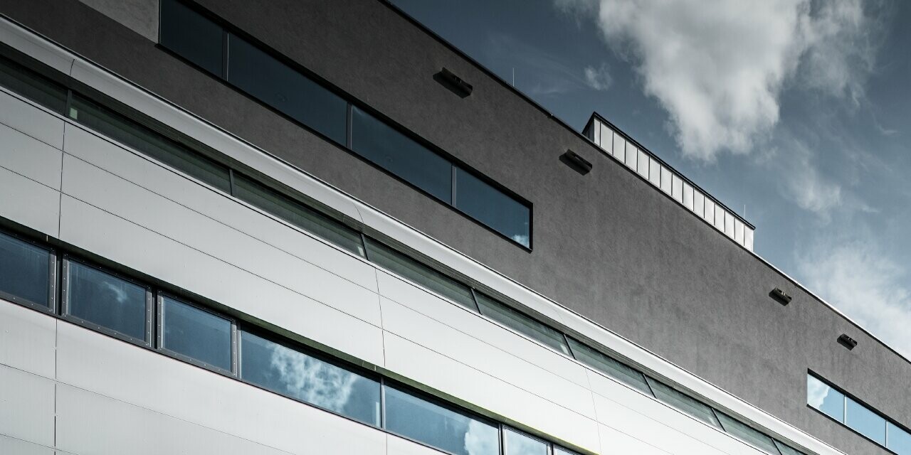 Vue de l’Allianz Stadion à Vienne depuis le terrain d’entraînement ; le tube conduisant à l’intérieur du stade est habillé avec le panneau composite en aluminium PREFA couleur argent métallisé.