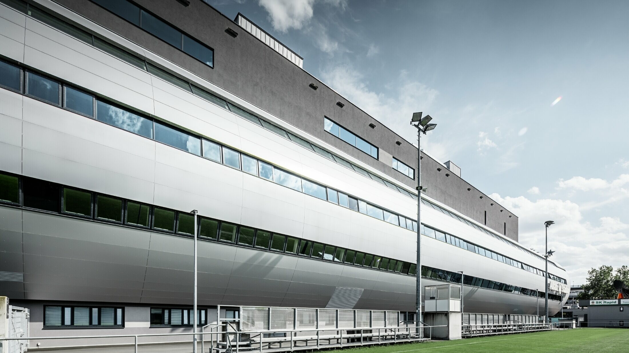 Ansicht des Allianz Stadions in Wien vom Trainingsplatz aus; Die Röhre, die in das Innere des Stadions führt ist mit der PREFA Aluminium Verbundplatte in Silbermetallic verkleidet.