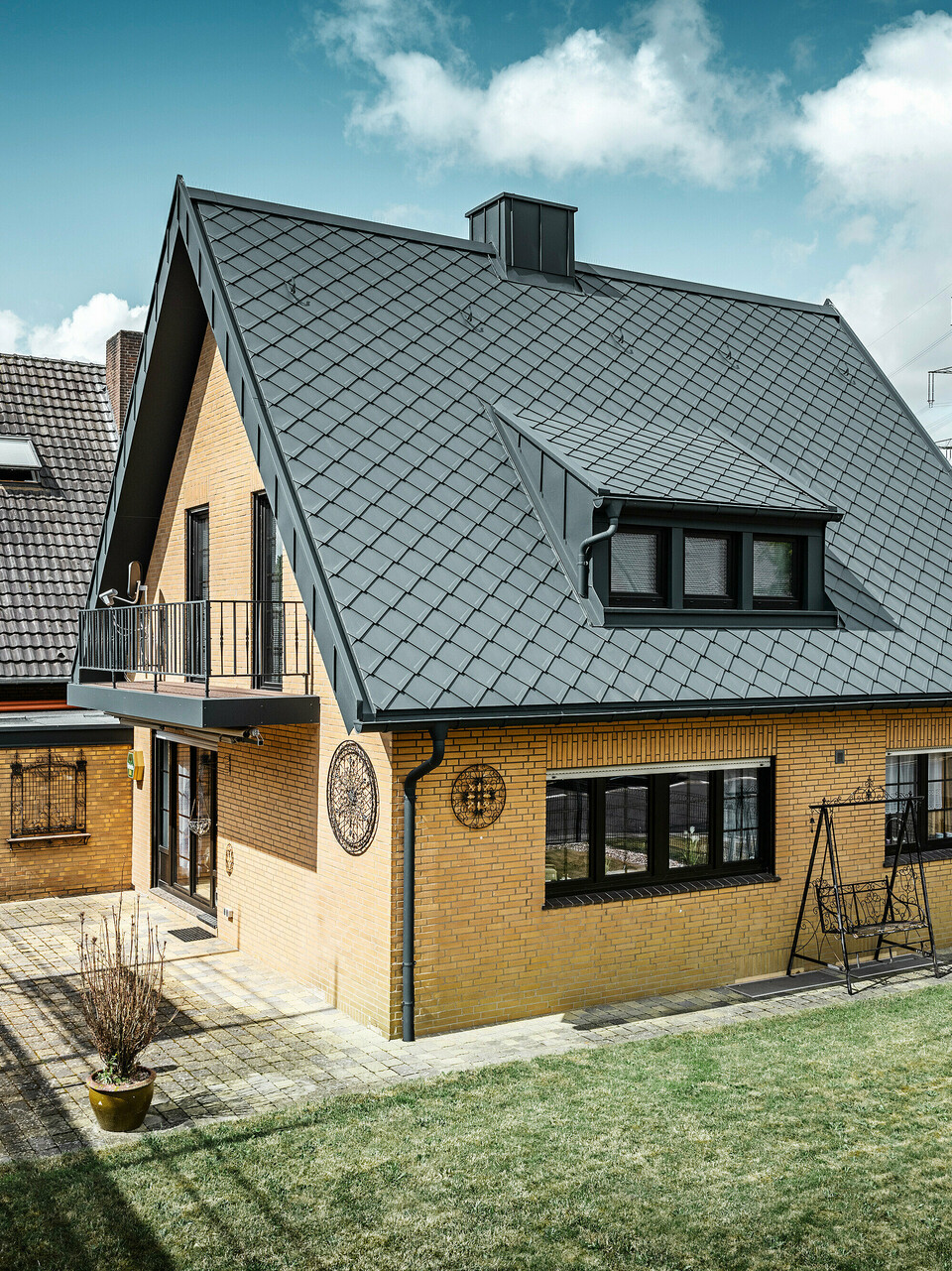 Losange de toiture 29x29 PREFA, joint debout PREFALZ, gouttière suspendue et tuyau de descente de couleur P.10 anthracite ornent une maison individuelle à Tönisvorst.