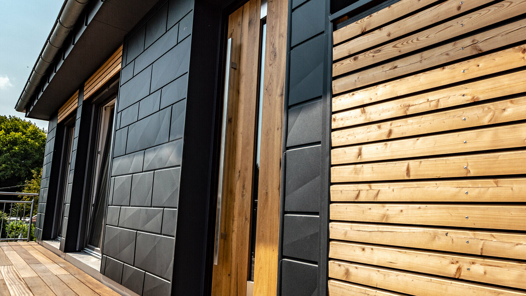 Maison individuelle avec façade combinant aluminium et bois