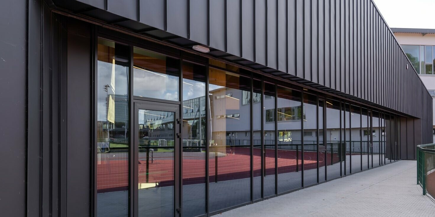 Neubau der Mardyke Arena am University College Cork in Irland mit PREFALZ in P.10 Anthrazit umhüllt