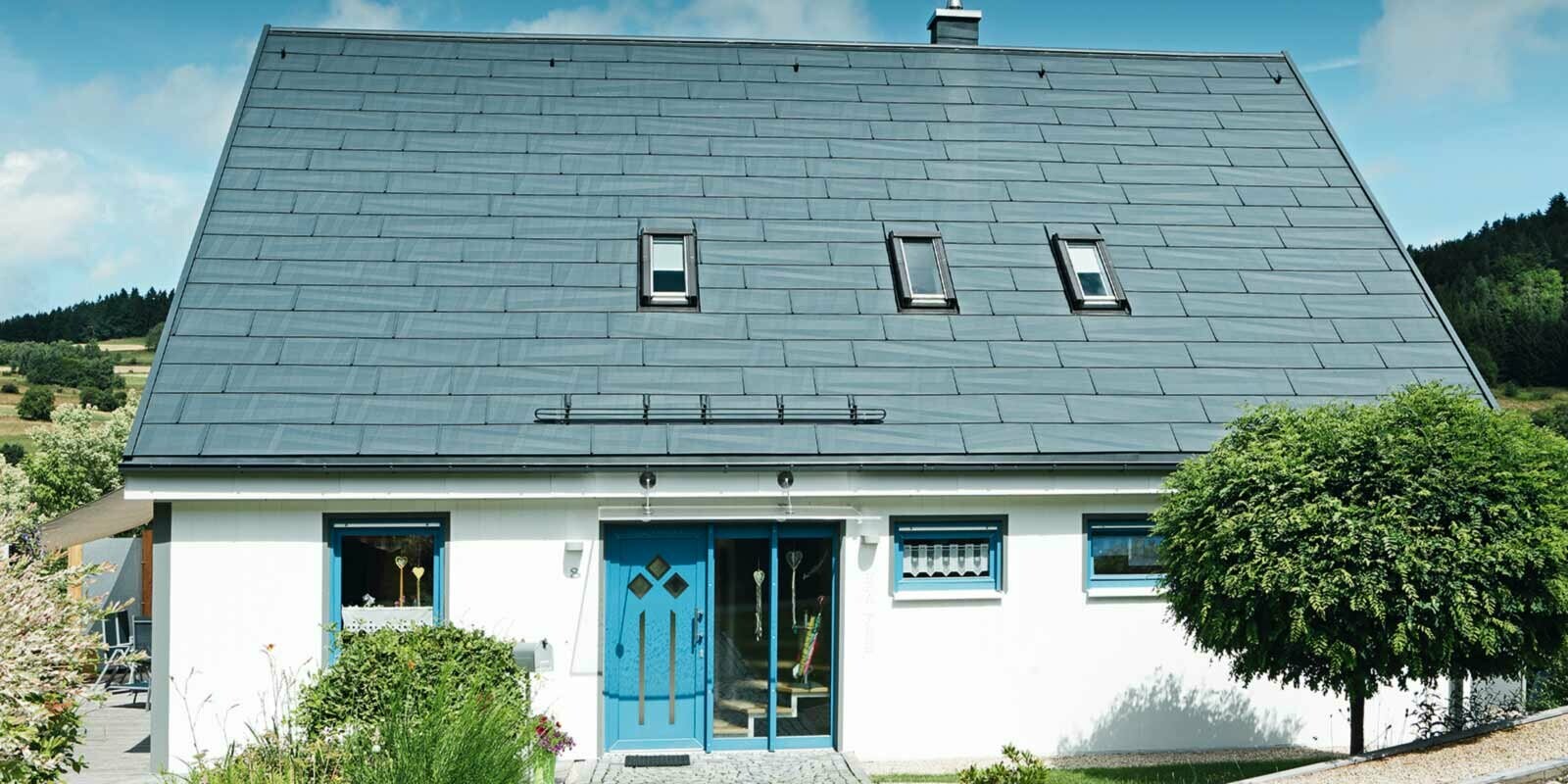 Rénovation de toiture à l’aide de panneaux de toit FX.12 PREFA couleur P.10 anthracite