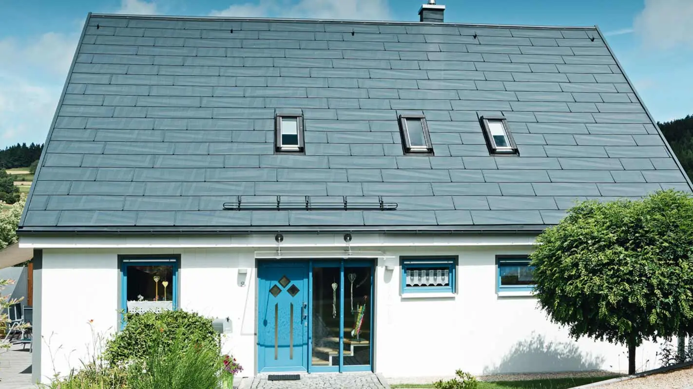 Rénovation de toiture à l’aide de panneaux de toit FX.12 PREFA couleur P.10 anthracite