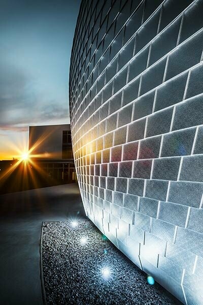 Reflet du soleil sur les bardeux aluminium naturel PREFA de la salle de sport en République Tchèque