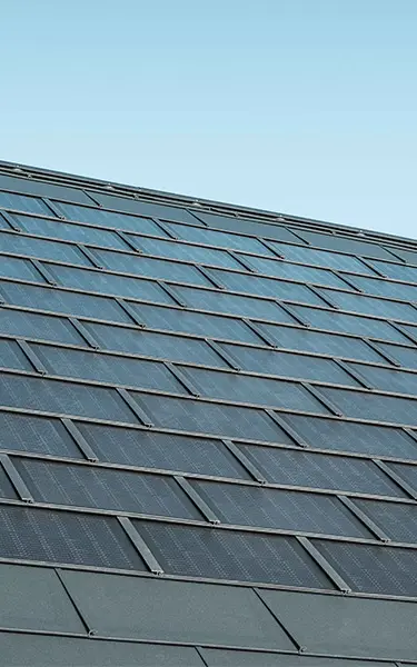 Tuile solaire PREFA recouvrant toute une surface, combinée à la R.16 couleur P.10 anthracite.