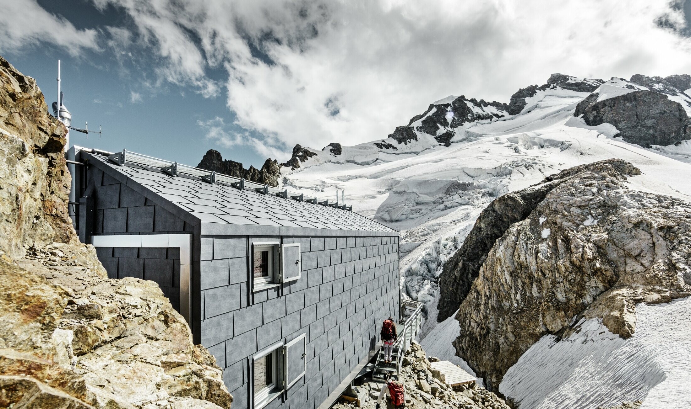 Berghütte auf dem La Meije in Frankreich verkleidet mit FX.12 in P.10 Steingrau