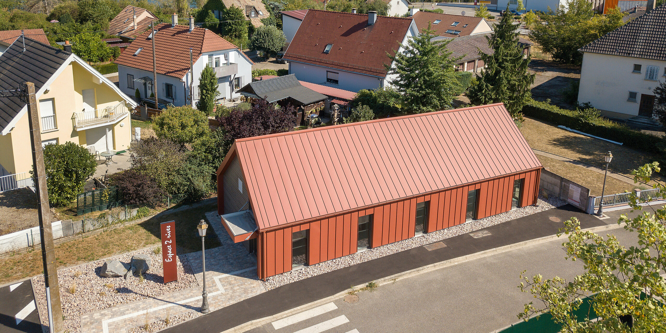 Système de toiture et de façade PREFALZ en rouge tuile P.10 sur le presbytère de Chalampé