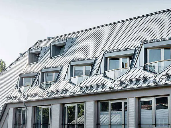 Dachgeschoßausbau eines Wohnhauses in München Leopoldstraße mit der PREFA Dachraute;