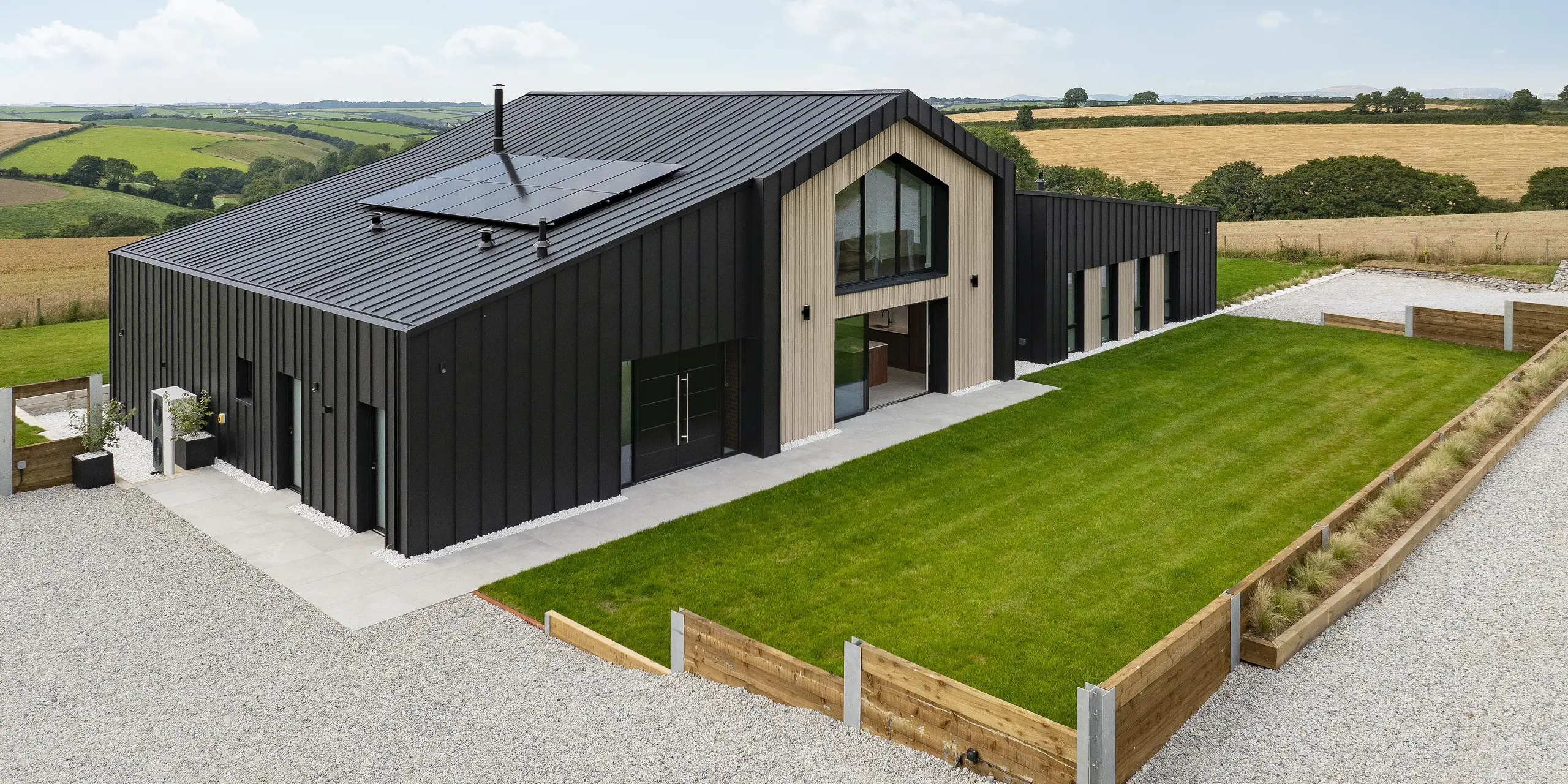 La maison individuelle « The Hide » à Cornwall, avec son design clair et son élégante toiture à joint debout PREFALZ, s'intègre parfaitement dans le paysage idyllique. Les surfaces en aluminium de couleur anthracite forment un contraste saisissant avec les champs environnants et soulignent l'architecture moderne.
