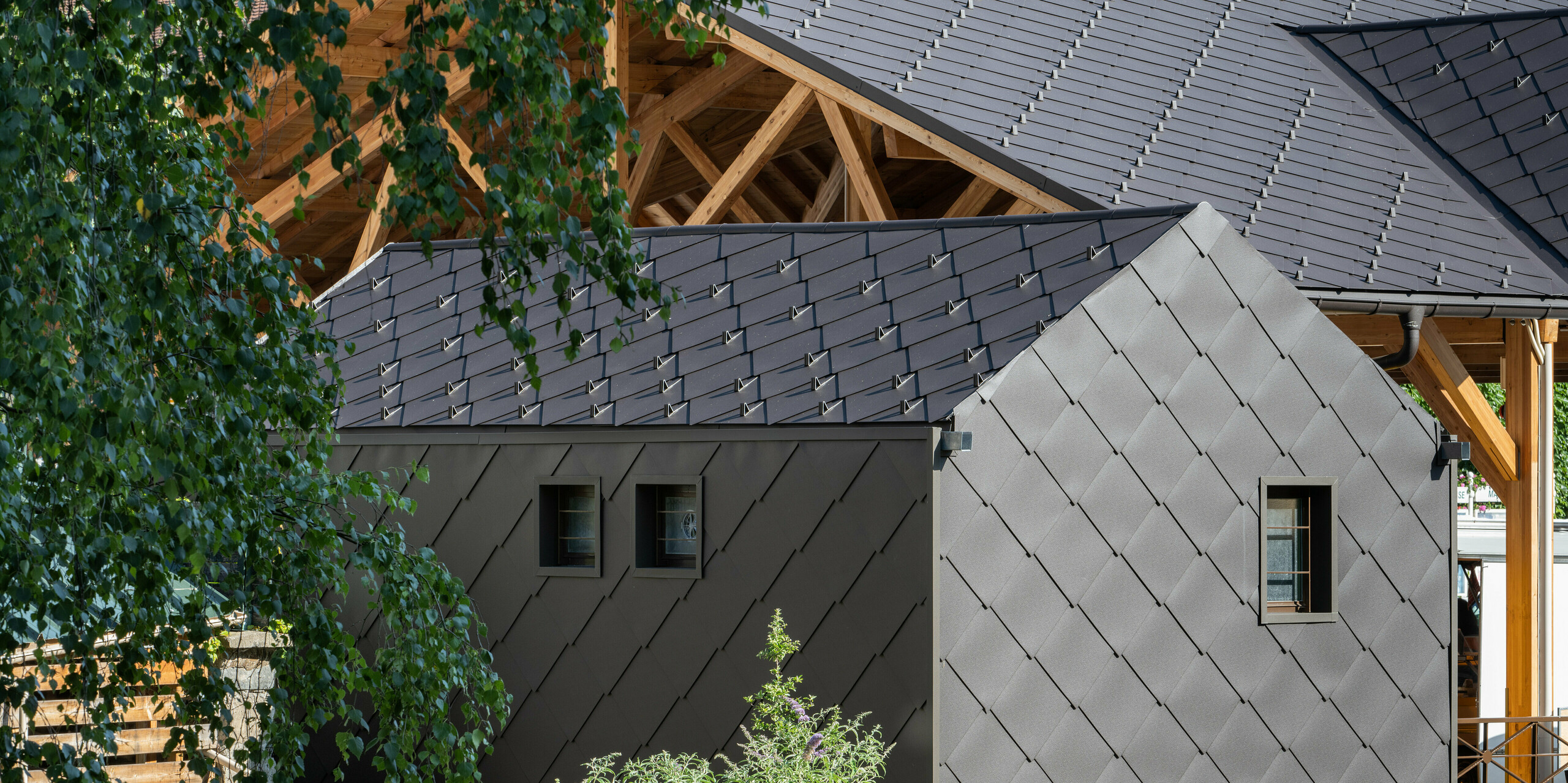 Eine Halle in Allevard wurde mit der PREFA Dachraute 44x44 in P.10 Nussbraun eingedeckt.