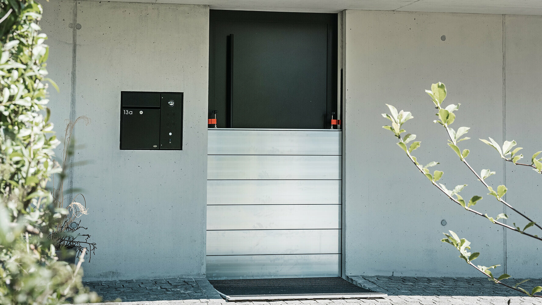 Protection contre les crues PREFA pour préserver les garages d’une maison individuelle des inondations