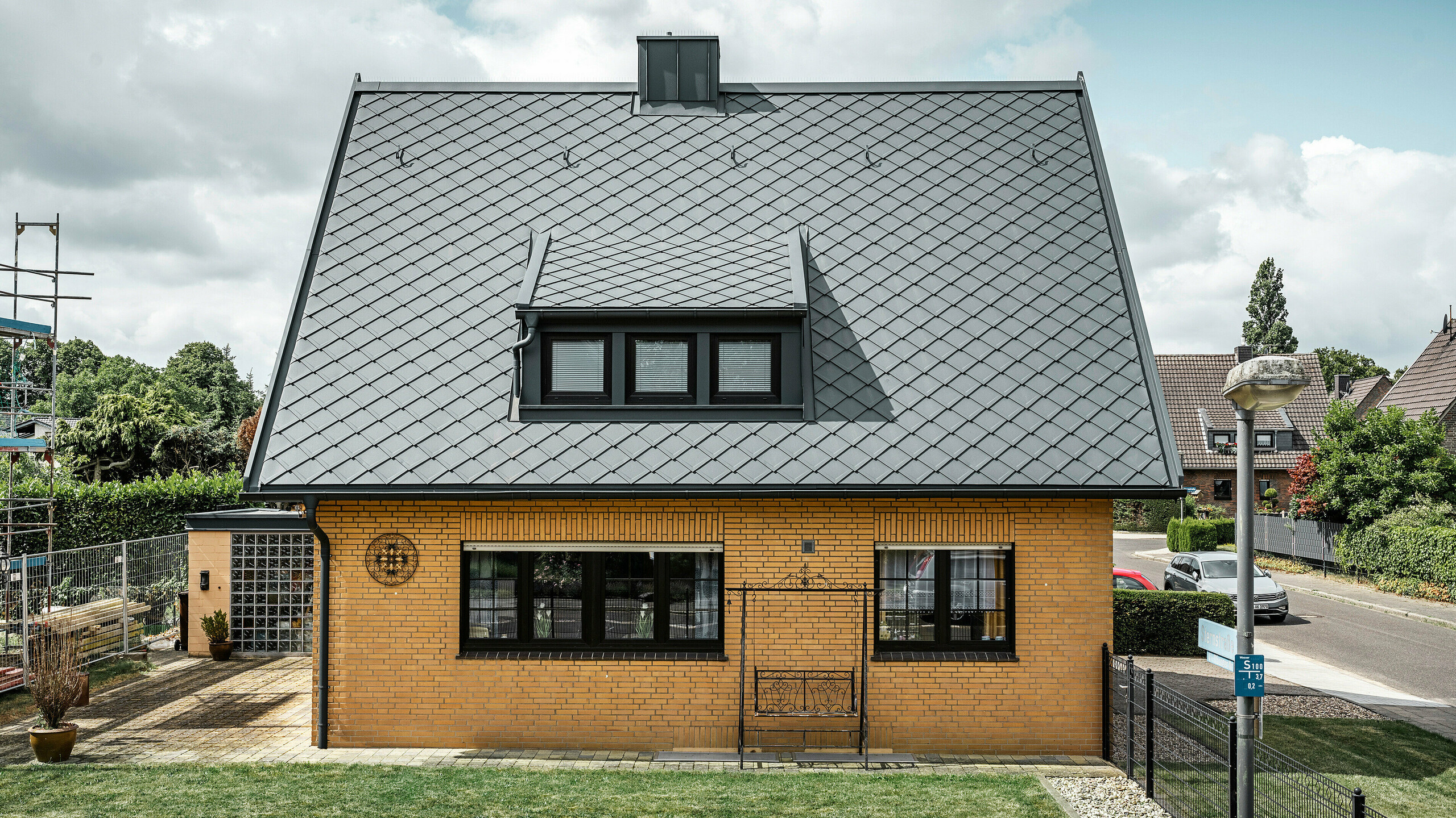 Losange de toiture 29x29 PREFA, joint debout PREFALZ, gouttière suspendue et tuyau de descente de couleur P.10 anthracite ornent une maison individuelle à Tönisvorst.