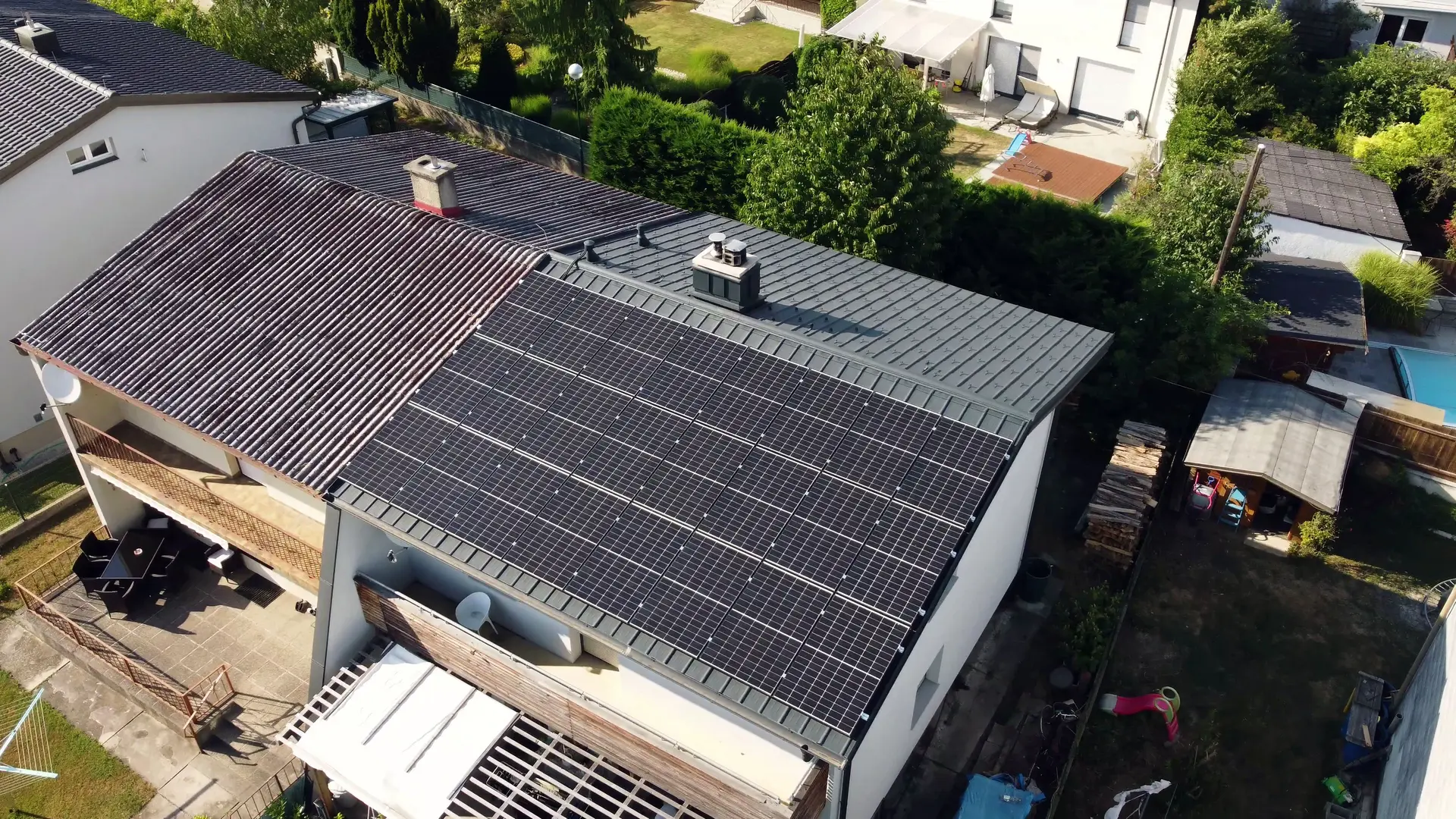 Ansicht der PV-Anlage am neu sanierten Dach.
