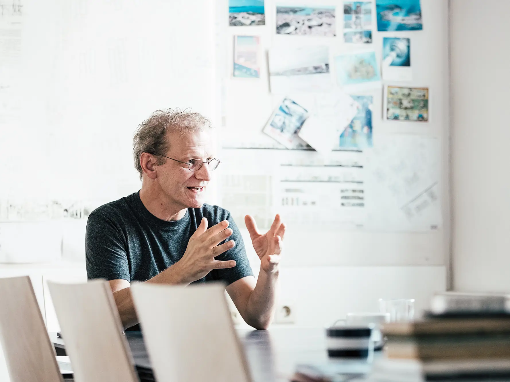 Portrait von Anton Mariacher in seinem Büro.