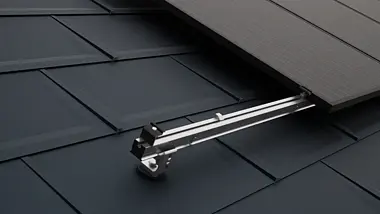 Gros plan sur une toiture PREFA équipée de modules photovoltaïques fixés à l'aide des accessoires PREVARIO pour panneaux solaires.