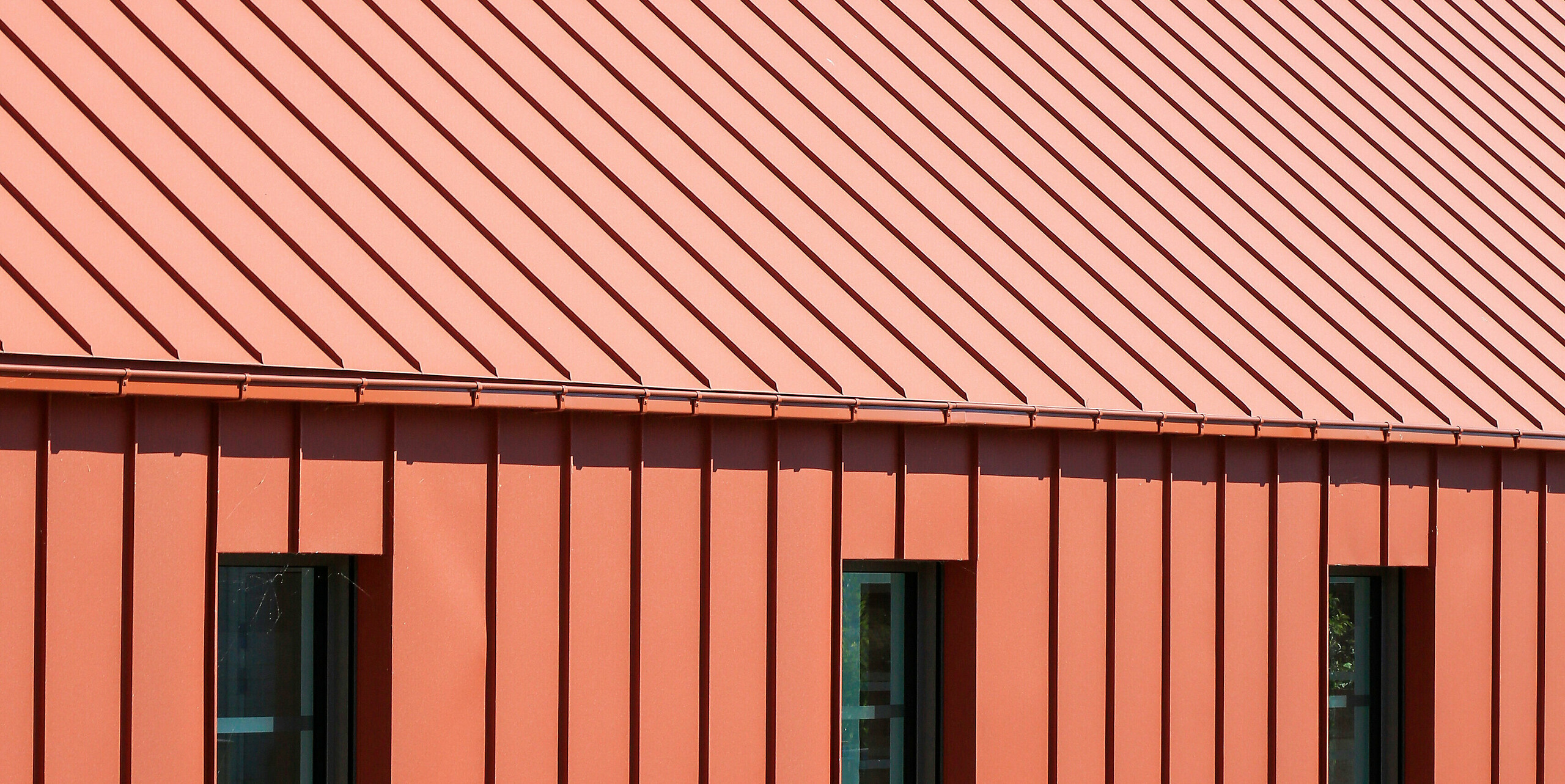 Système de toiture et de façade PREFALZ en rouge tuile P.10 sur le presbytère de Chalampé