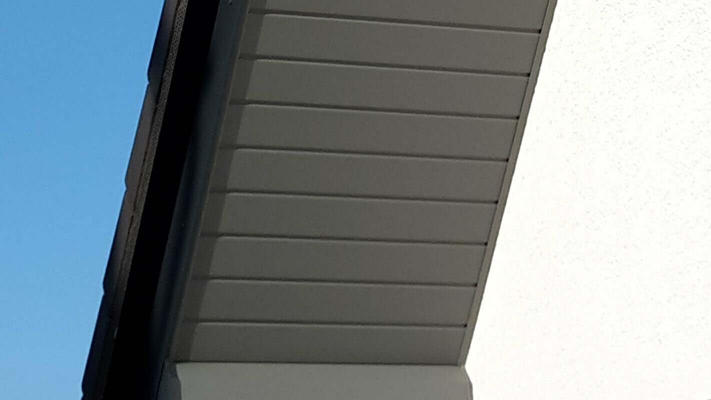 PREFA Sidings auf Dachvorsprung, weiße Sidings für die Dachuntersicht