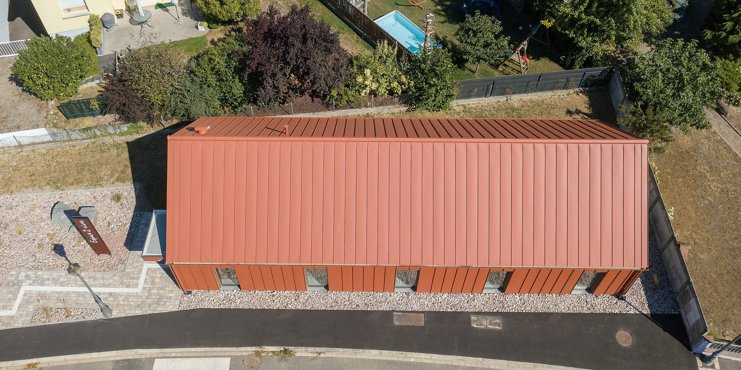 Système de toiture et de façade PREFALZ en rouge tuile P.10 sur le presbytère de Chalampé