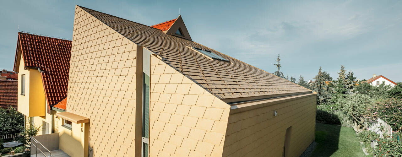 Maison individuelle à Prague avec bardeaux PREFA couleur brun sable pour la toiture et la façade
