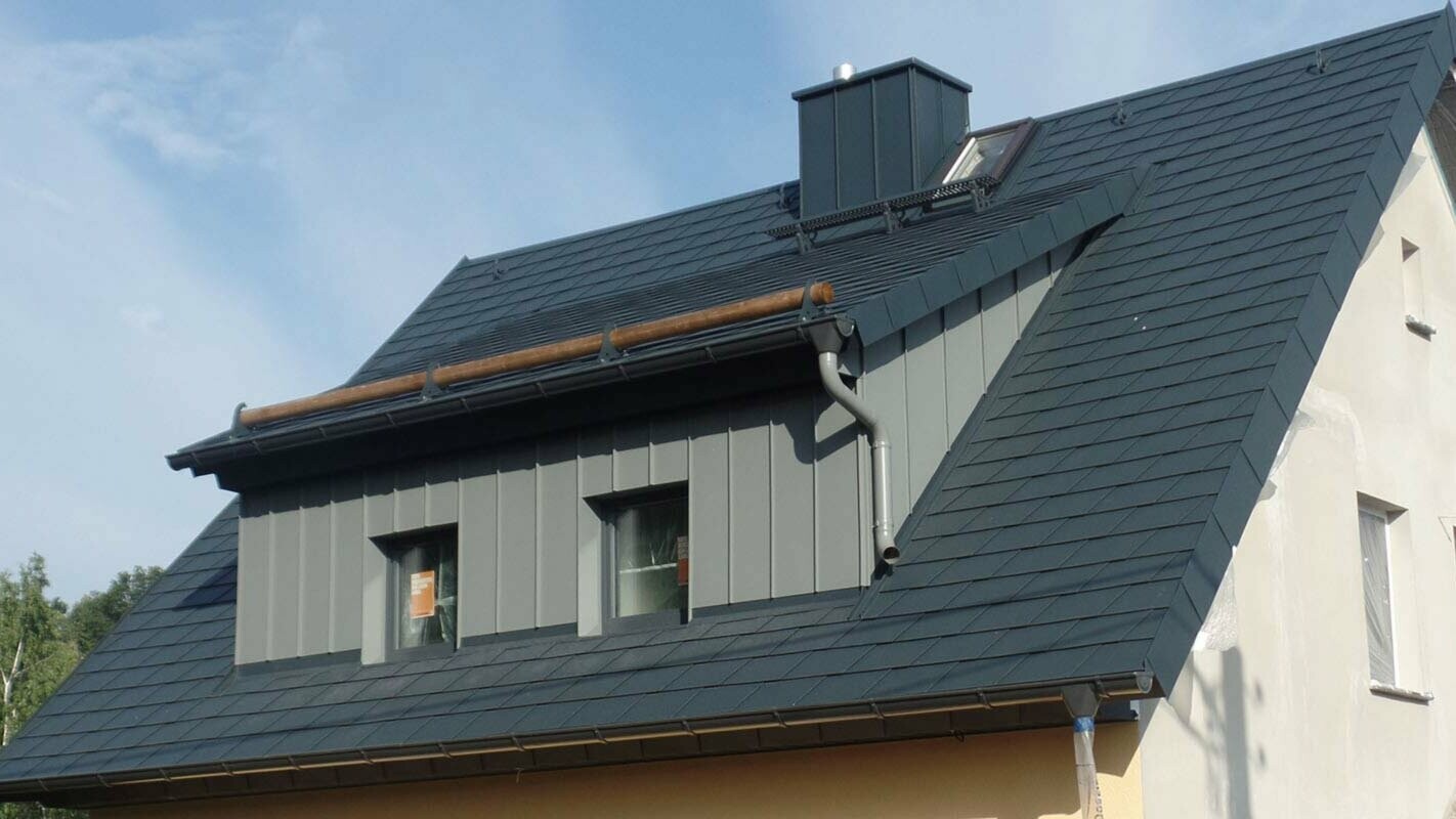 Objekt mit Satteldach und Schleppgaube saniert mit der PREFA Dachschindel