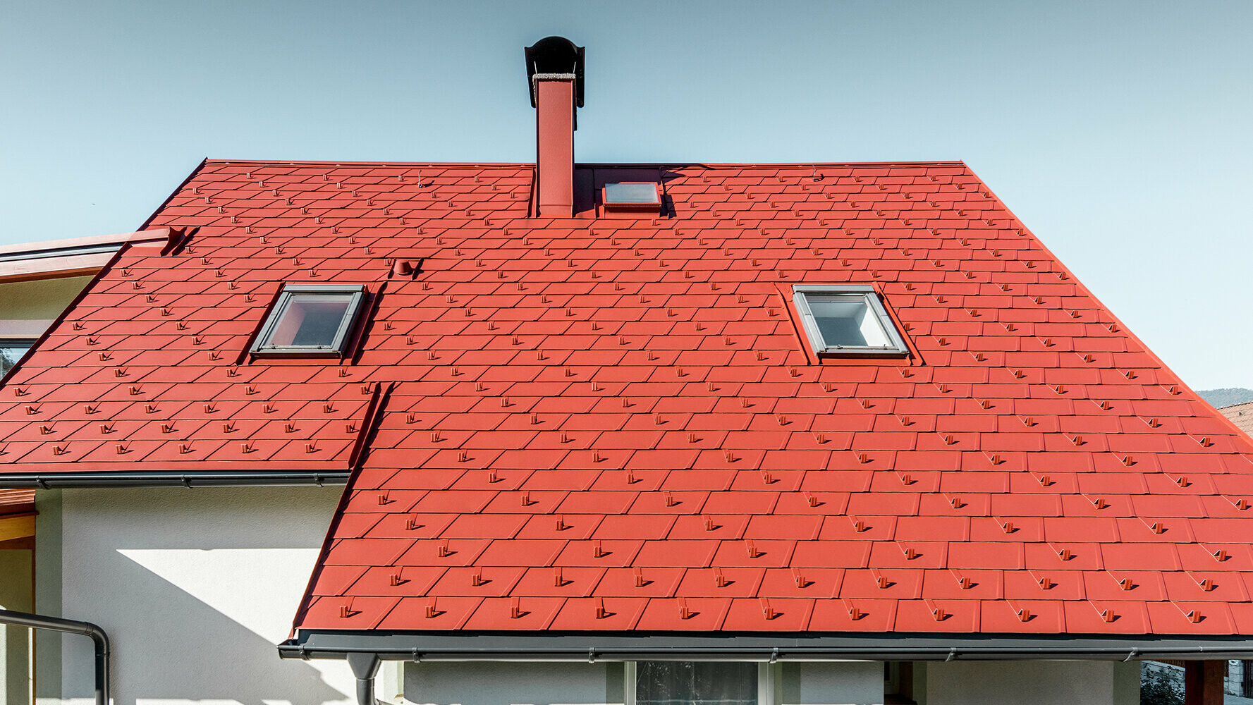 Couverture de toiture avec bardeaux DS.19 PREFA couleur P.10 rouge oxyde
