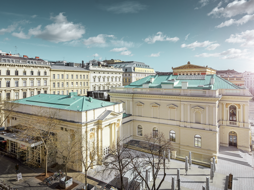 Außenansicht des denkmalgeschützten Künstlerhauses Wien bei Sonnenschein, eingedeckt mit PREFALZ in der Farbe P.10 Patina Grün