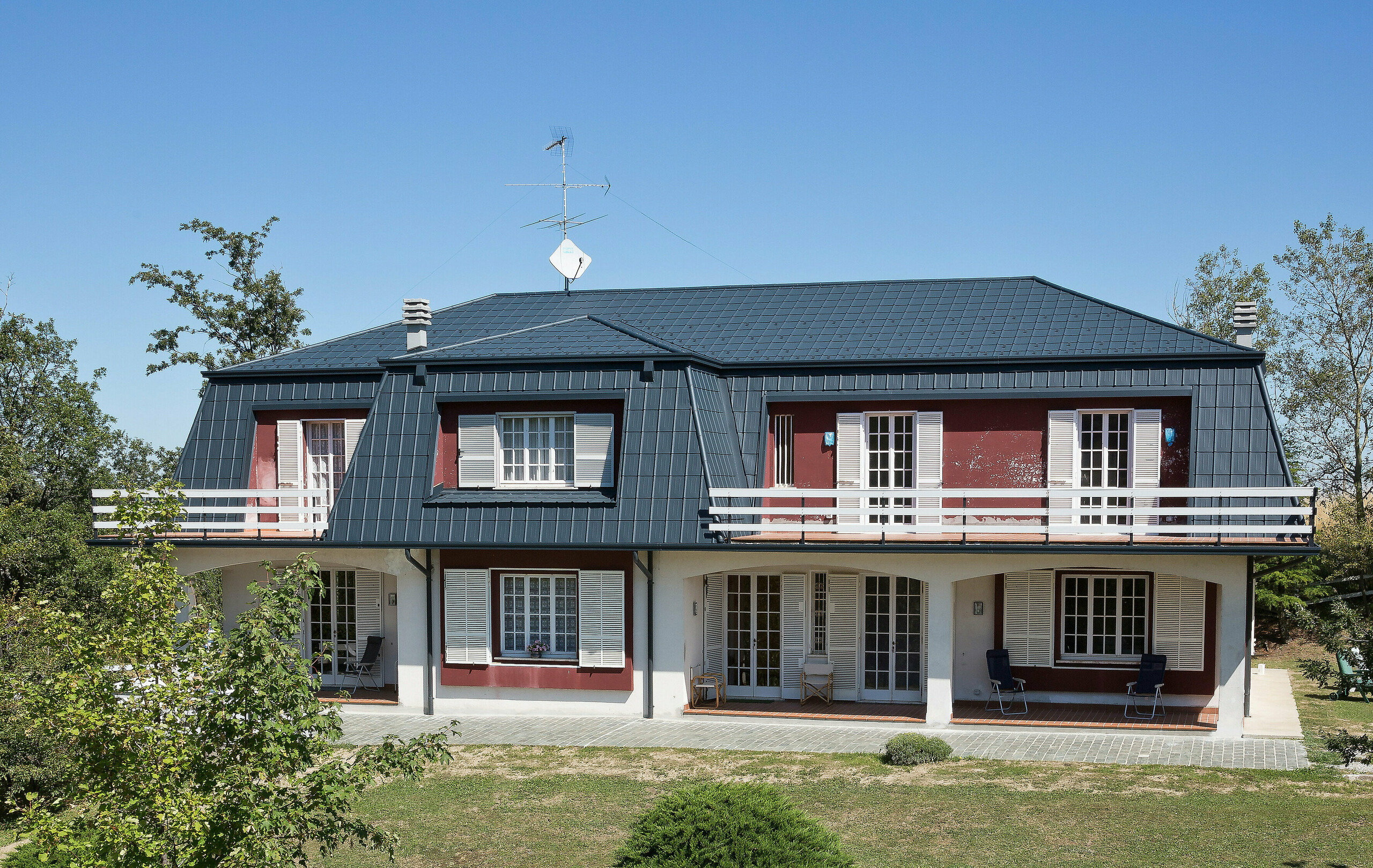 Villa en Italie avec toit mansardé couvert de tuiles PREFA Des tuiles PREFA couleur anthracite en aluminium ornent le toit de cette villa en Italie