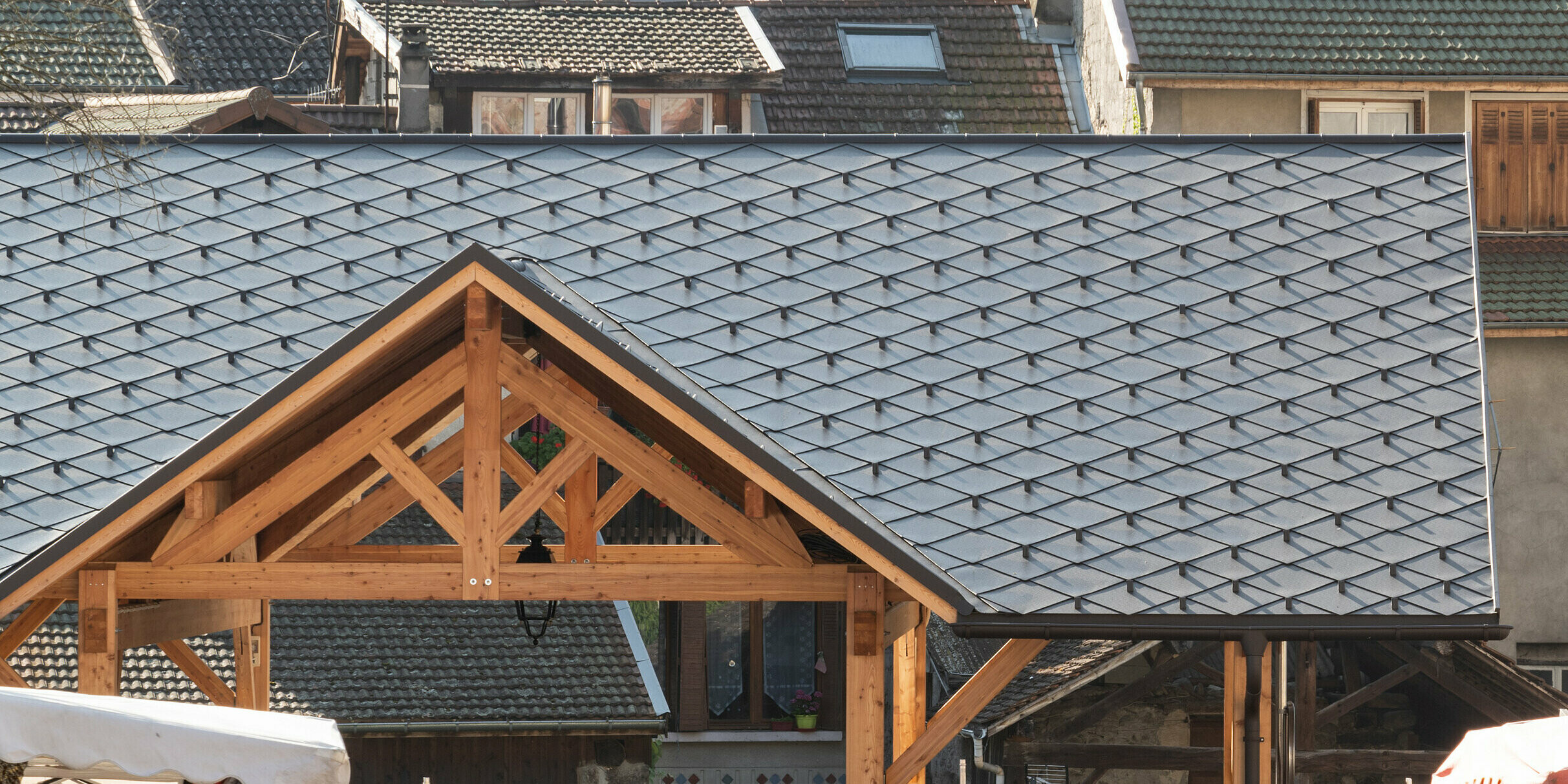 Eine Halle in Allevard wurde mit der PREFA Dachraute 44x44 in P.10 Nussbraun eingedeckt.