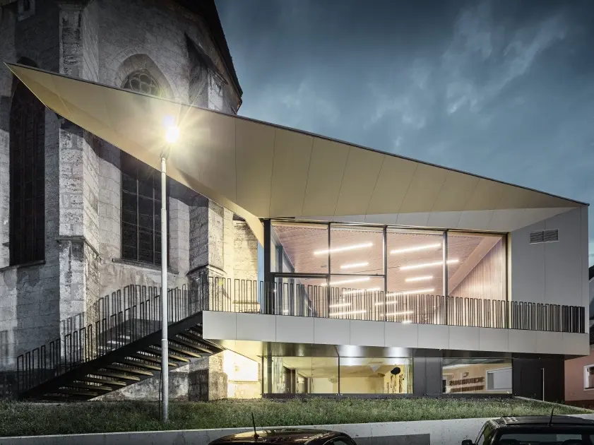 Le centre paroissial moderne de Sierning a été recouvert avec les panneaux de façade PREFA dans la teinte bronze.