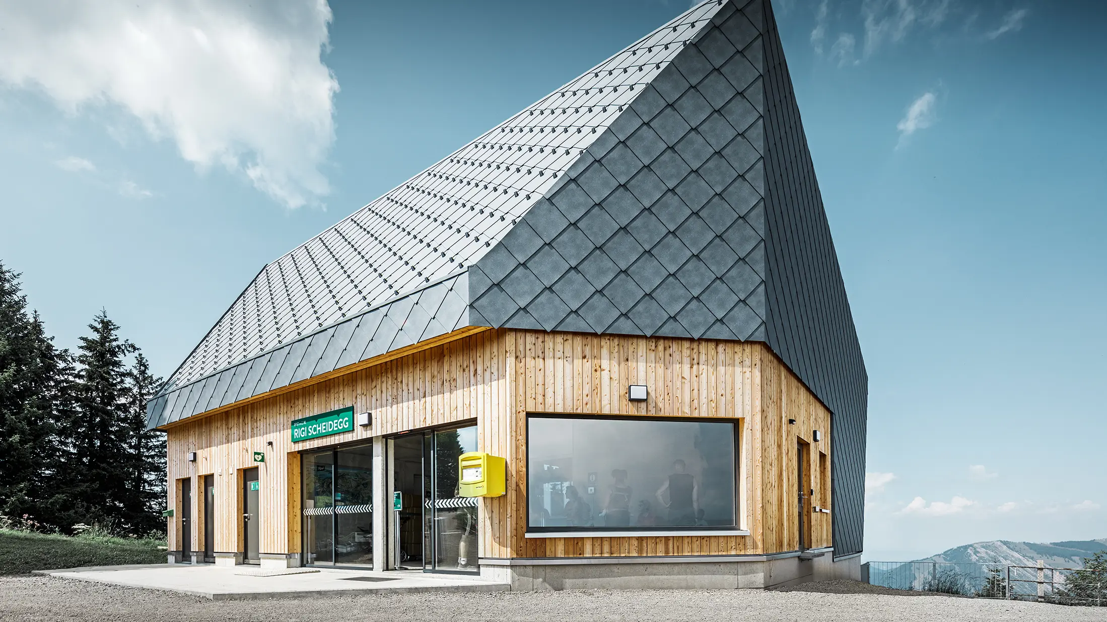 Gare d’arrivée du téléphérique du Rigi Scheidegg à Goldau, en Suisse. La toiture et une partie de la façade ont été recouvertes de losanges de toiture et de façade 44 × 44 en P.10 gris pierre.