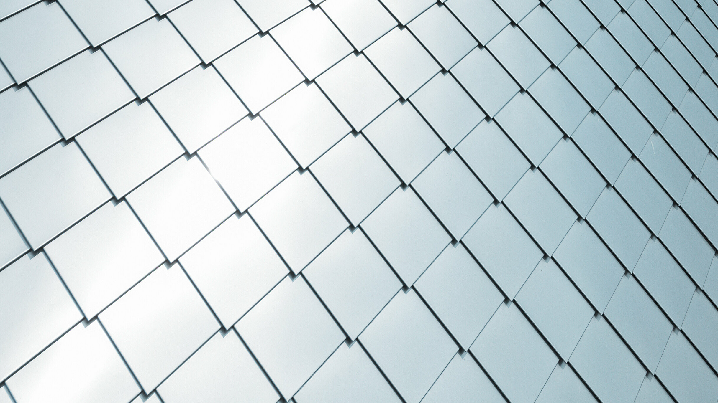 Vue détaillée du losange de façade 20 × 20 PREFA posé, en aluminium naturel