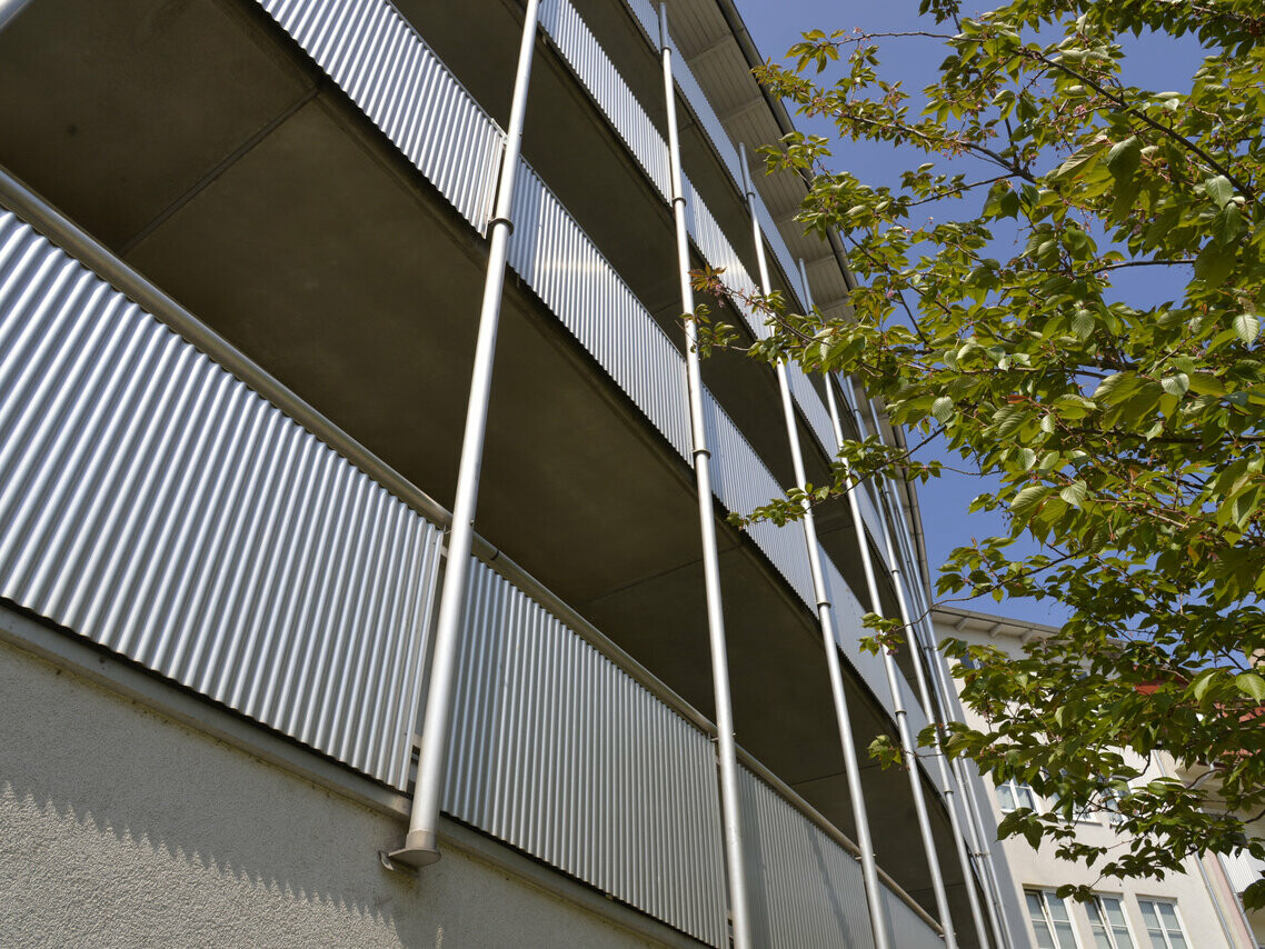 Habillage de façade avec profil sinus PREFA couleur aluminium naturel.