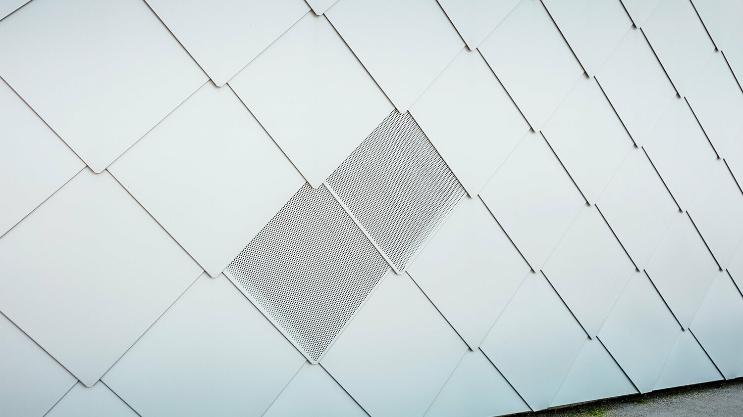 Photo rapprochée de la façade et d'une ventilation.