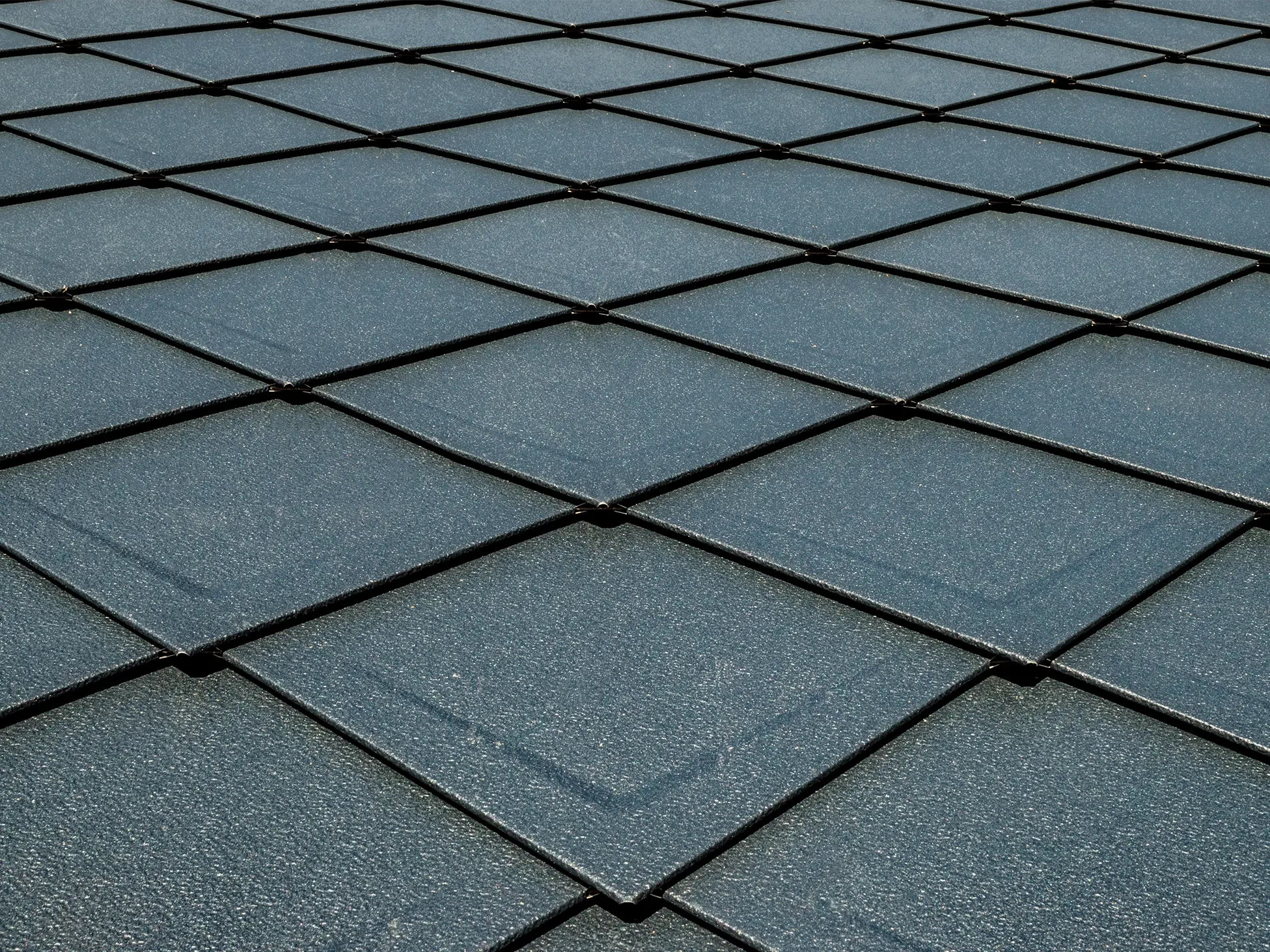 Losanges de toiture 29 × 29 PREFA couleur P.10 anthracite en  couverture, avec moulure, toit à motif en écailles