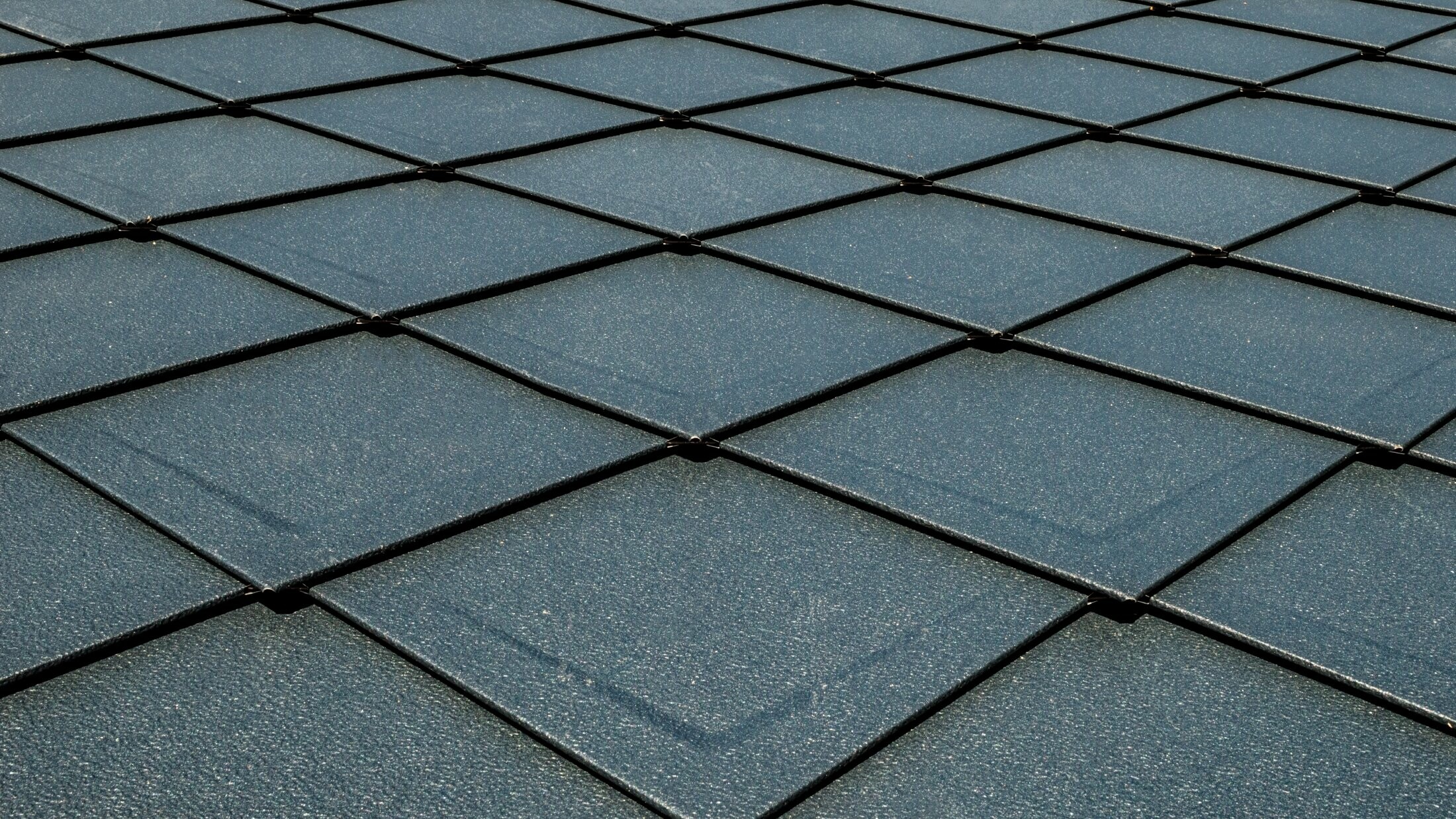 Losanges de toiture 29 x 29 PREFA couleur P.10 anthracite en  couverture, avec moulure, toit à motif en écailles