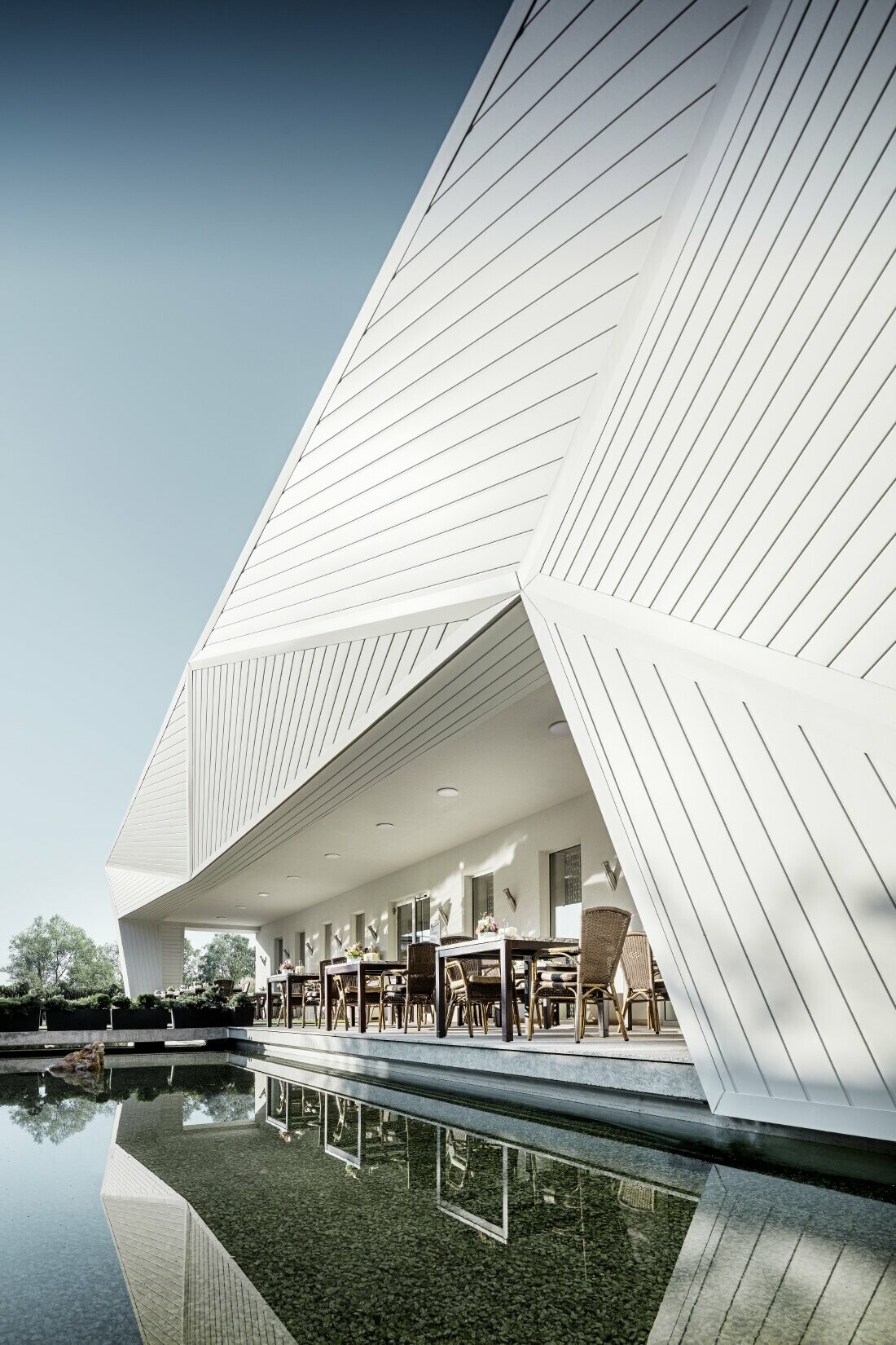 La façade 3D du restaurant Mimama de Budapest a été recouverte avec les Sidings PREFA en blanc PREFA.