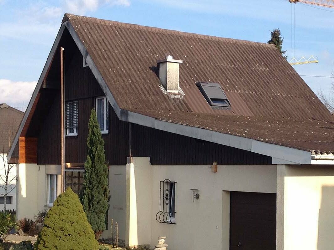 Haus vor der Dachsanierung mit PREFA Dachplatte, Satteldach und Garage