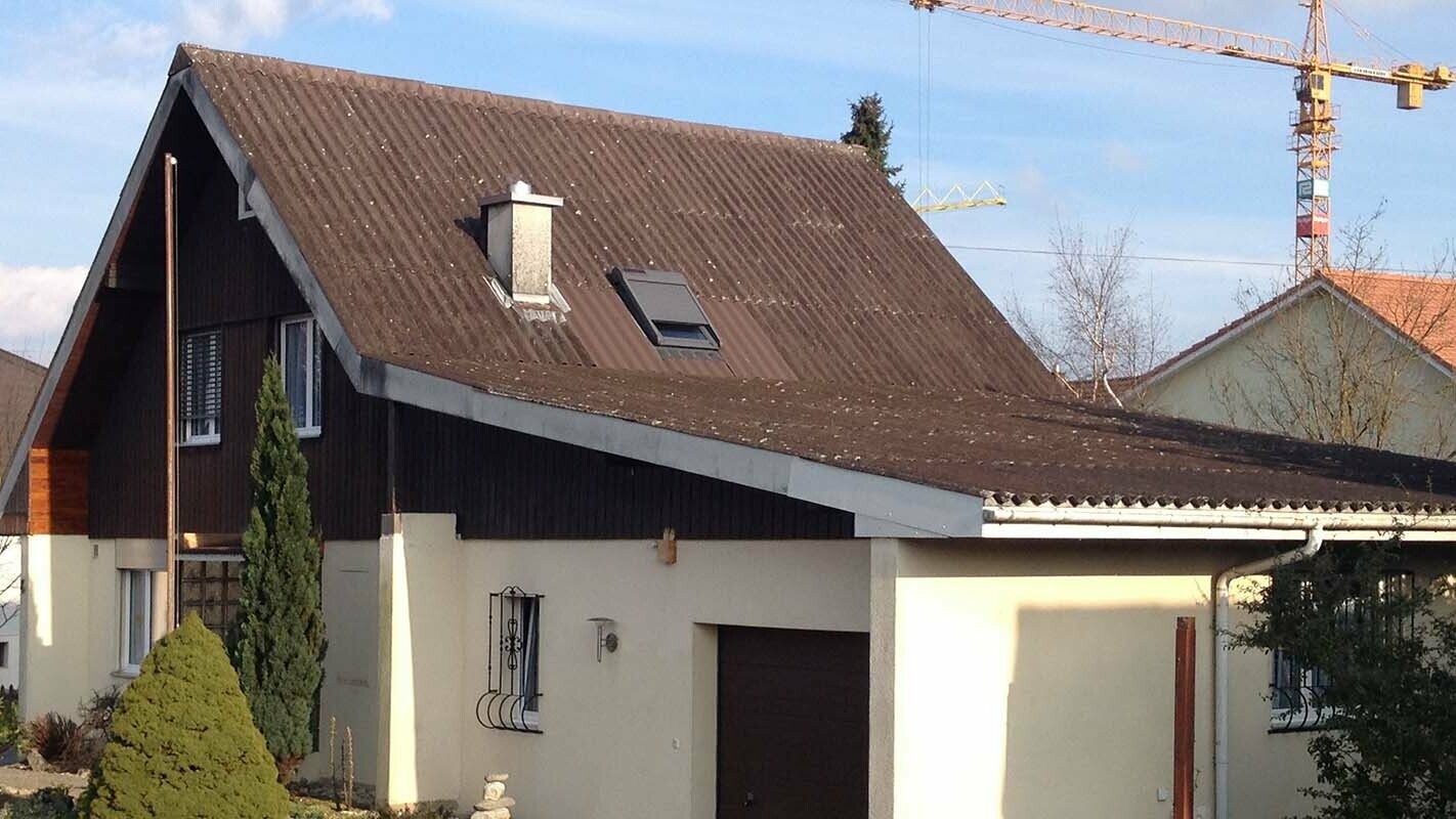 Haus vor der Dachsanierung mit PREFA Dachplatte, Satteldach und Garage