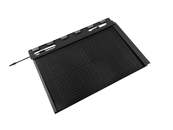 La photo montre la tuile solaire PREFA petit format en noir.