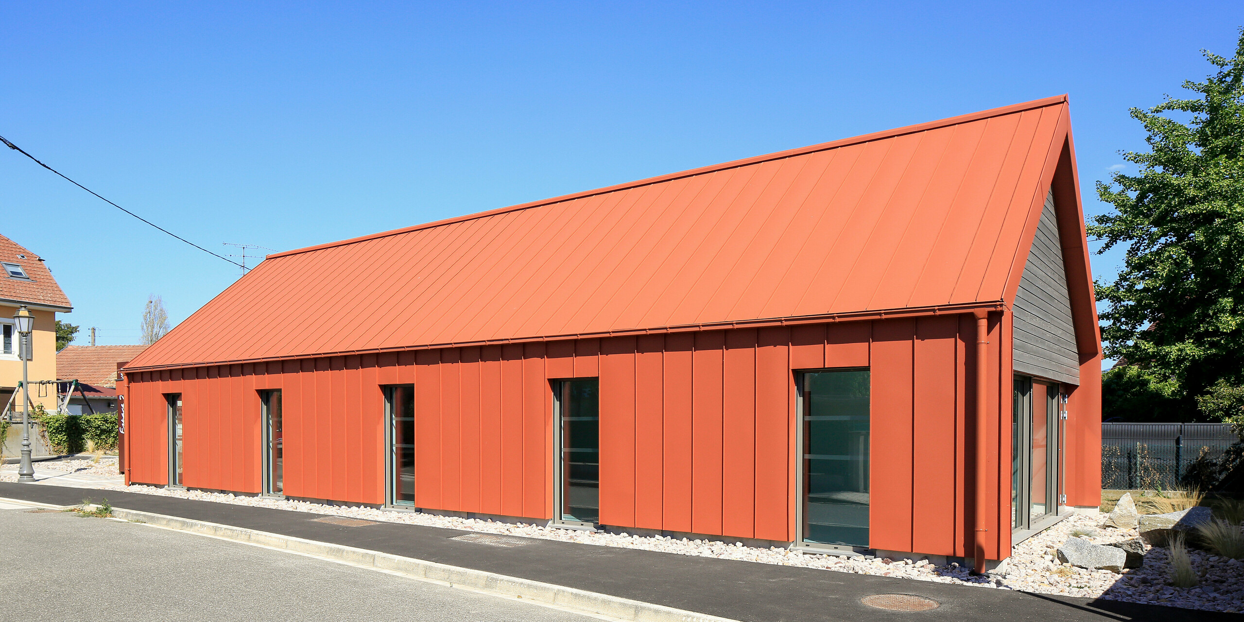 Système de toiture et de façade PREFALZ en rouge tuile P.10 sur le presbytère de Chalampé