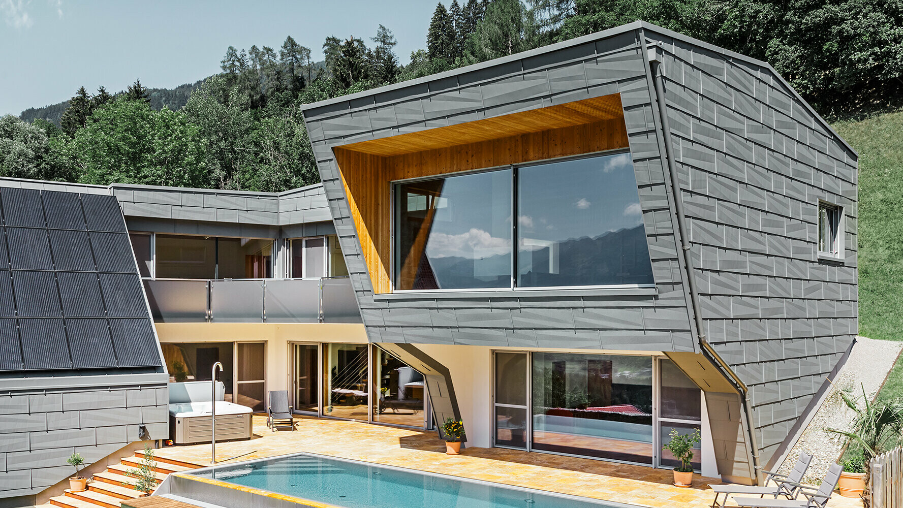 Modernes Einfamilienhaus mit PREFA Dach- und Fassadenpaneel FX.12 in P.10 Hellgrau