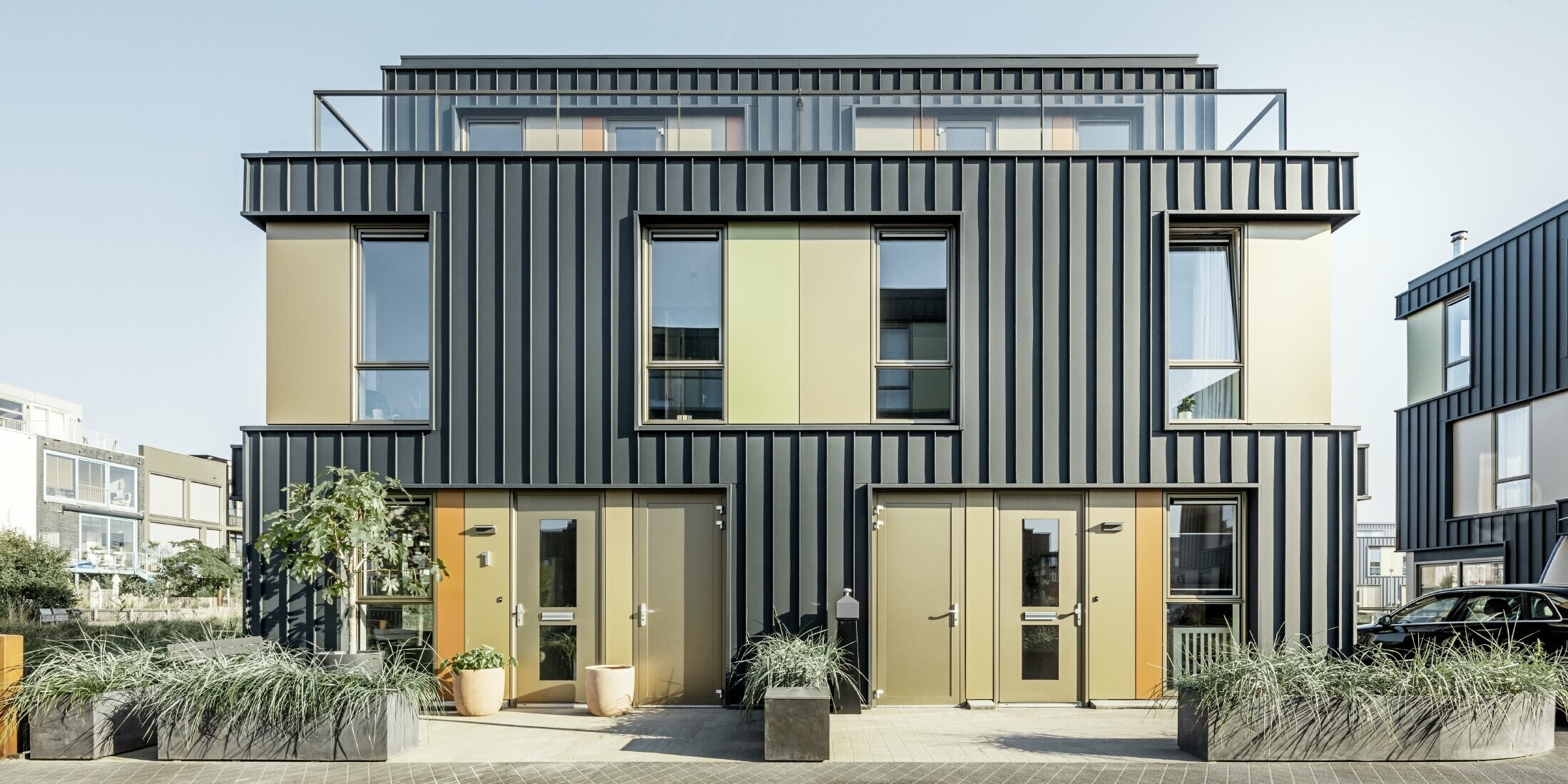 [Translate to deutsch:] Zweifamilienhaus mit einer Prefalz-Fassade von PREFA in P.10 Anthrazit.